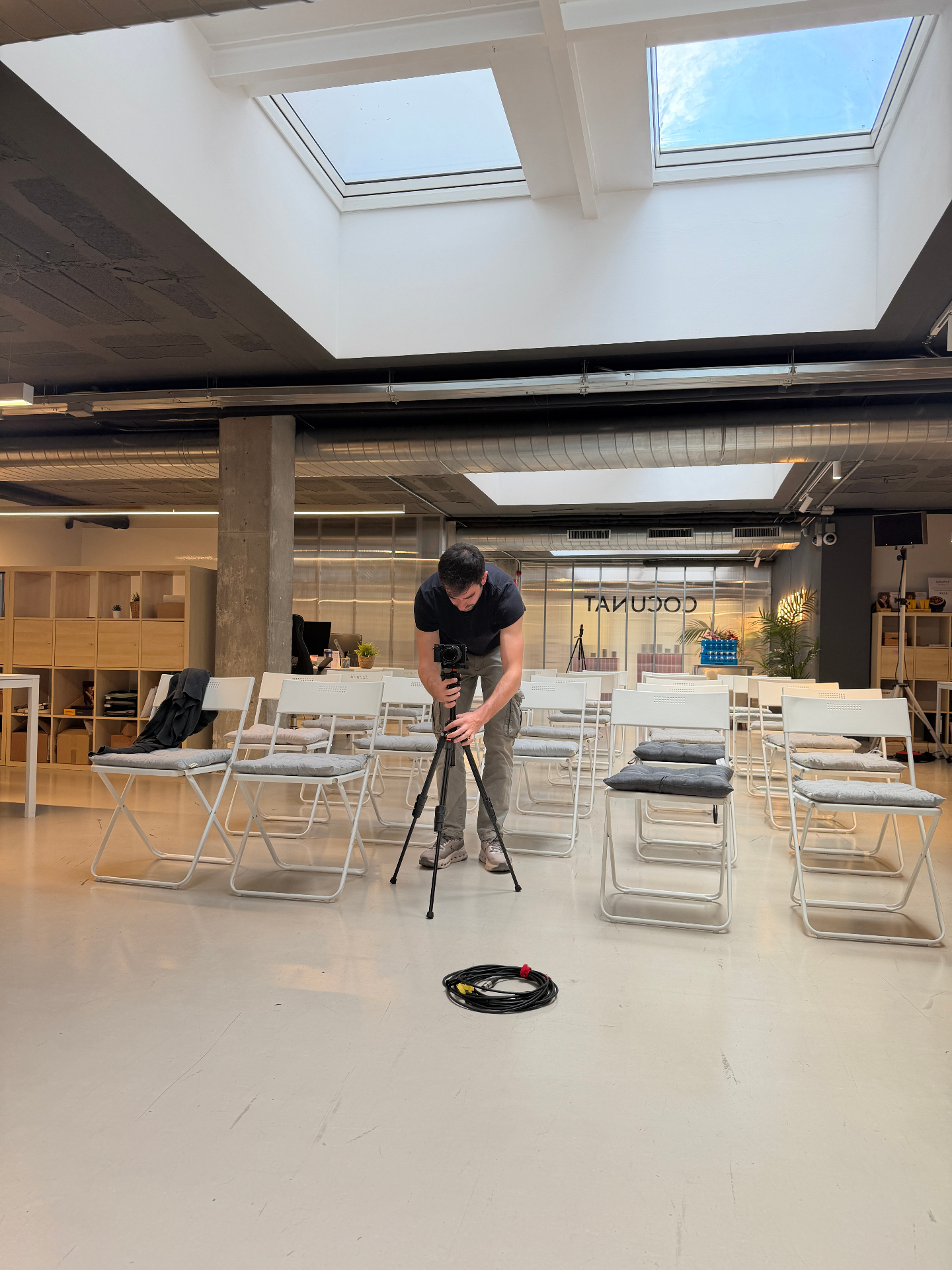 Estudio con cámara en trípode preparado para grabación